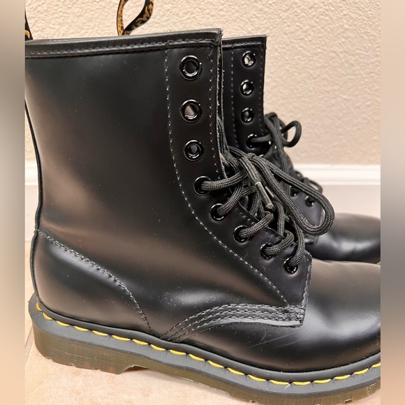 Dr. Martens Ladies 1460 Smooth Leather Boot. - Picture 3 of 5